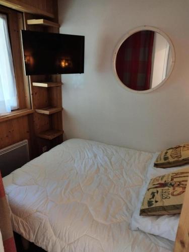 a small bedroom with a bed and a mirror at Résidence Pierre Et Vacances La Daille - appartement proche pistes et commerces MAE-1803 in Le Crêt