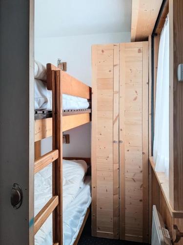 a couple of bunk beds in a room at Résidence Pierre Et Vacances La Daille - appartement proche pistes et commerces MAE-1803 in Le Crêt