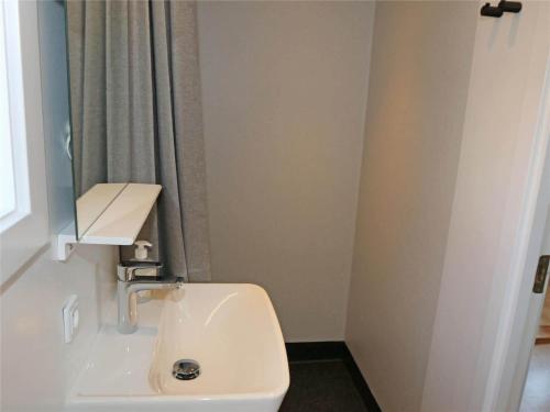 Ένα μπάνιο στο 4712-Aakirkeby-Boderne-57