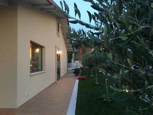 a courtyard of a house with a garden at Agriturismo Colle Tripio in Guardiagrele