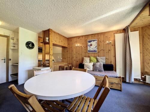 un salon avec une table et un canapé dans l'établissement Résidence Le Santel - 2 pièces · La Daille · Ski aux pieds MAE-1893, à Le Crêt