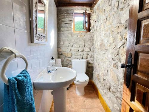 a bathroom with a white sink and a toilet at Alojamiento Turístico Nacarum in El Palmar