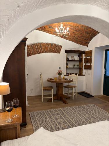 シビウにあるHistorical Center Residenceのテーブルとダイニングルームのある部屋