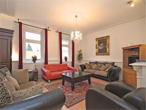 a living room with couches and a coffee table at Exklusives Gruppenhaus mit Sauna in Treuen