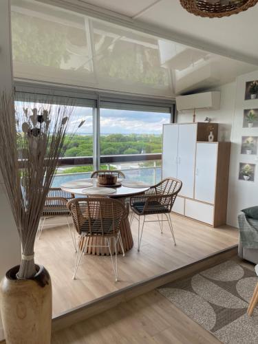 Ruang duduk di Vue panoramique pour ce grand studio en centre ville
