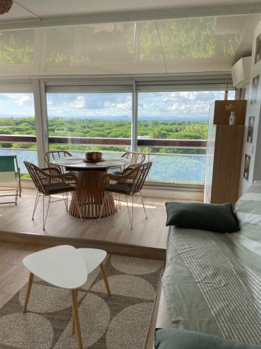 Ruang duduk di Vue panoramique pour ce grand studio en centre ville
