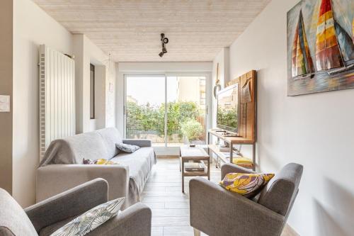 Diane - Beach, Wi-Fi, sleeps 6, Modern and Neat
