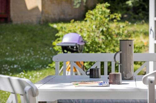 a white table with a grill sitting on top of it at 5561-Gudhjem-Kirkevej-8 in Gudhjem