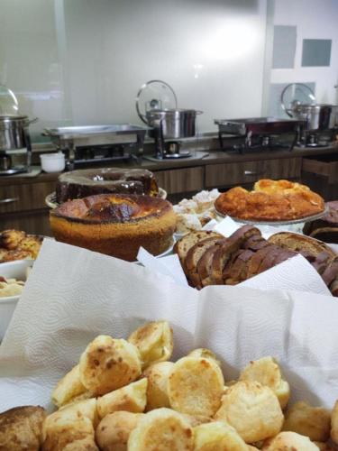 un gruppo di diversi tipi di pasticcini e torte di Hotel Serra do Gandarela a Rio Acima