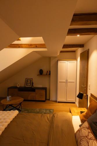 a living room with a bed and a table at Villa Serena Appartement duplex de 170m2 