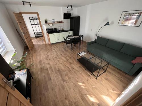 an overhead view of a living room with a green couch at Apartament przy Wiejskiej in Brodnica