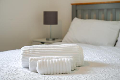 Ein Bett oder Betten in einem Zimmer der Unterkunft Cozy 2-Bed Home in Middleton