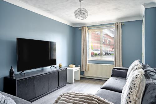 ein Wohnzimmer mit Couch und Flachbildfernseher in der Unterkunft Cozy 2-Bed Home in Middleton in Middleton
