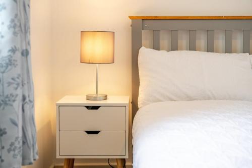 Ein Bett oder Betten in einem Zimmer der Unterkunft Cozy 2-Bed Home in Middleton