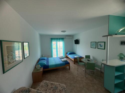 Ένα ή περισσότερα κρεβάτια σε δωμάτιο στο Slavica Apartments
