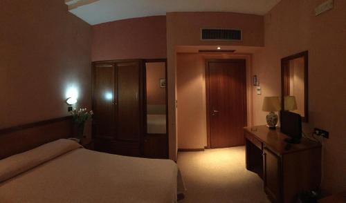 A bed or beds in a room at Hotel Giardino degli Aranci