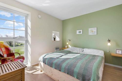 una camera da letto con un letto e una grande finestra di 5791-Allinge-Tejnvej-25-lejl-39 ad Allinge