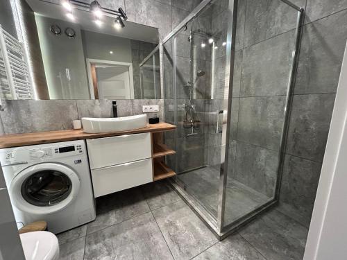 Ένα μπάνιο στο Apartament GB przy PCK 5 z bezpłatnym parkingiem by Gingerbread Apartments