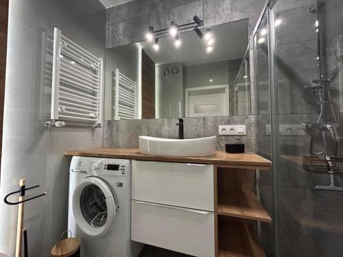 Ένα μπάνιο στο Apartament GB przy PCK 5 z bezpłatnym parkingiem by Gingerbread Apartments