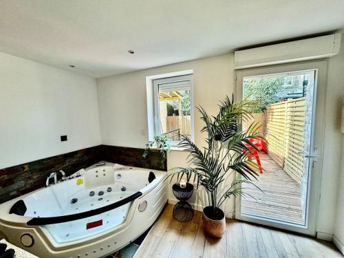 Phòng tắm tại Piscine, Sauna & Balnéo au cœur de Rouen