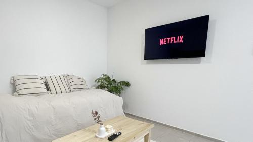 TV a/nebo společenská místnost v ubytování Temporario Sur, hasta 3 personas con 2 camas, cochera