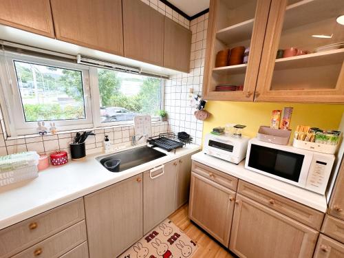 Dapur atau dapur kecil di MIMIKKO 9min walk to Noboribetsu st