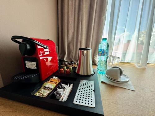 a counter with a toaster on top of a table at HOTEL CENTRAL Pascani in Paşcani