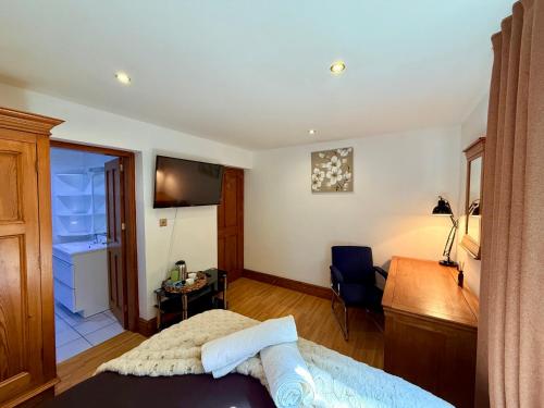 Gallery image of 6 Bedroom 4 bathroom House 14 guests or more in Birmingham, Wolverhampton, Walsall Contractors, Family & Groups in Walsall