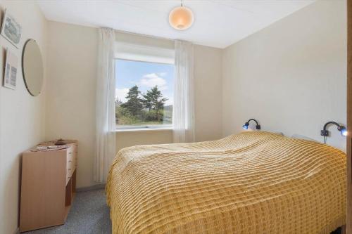 una camera da letto con un letto e una finestra di LF16234-Logstor-Gerdasvej-6 a Løgsted
