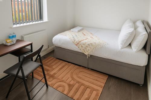 Ein Bett oder Betten in einem Zimmer der Unterkunft City Centre Room - Walk to Station - Fast Wi-Fi