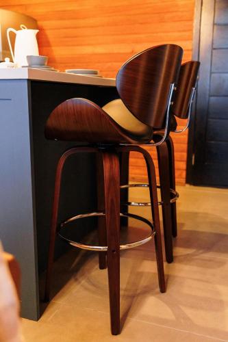 two chairs sitting at a desk in a room at Chalé com hidro e vista! in Imaruí