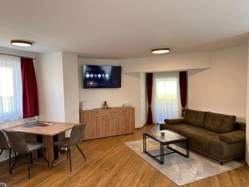 una sala de estar con un sofá y una mesa en Liesingtal Premium Suite, en Liesingthal