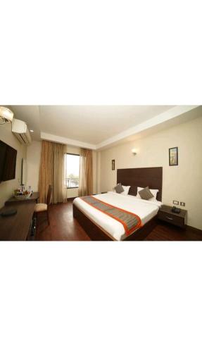 Postel nebo postele na pokoji v ubytování Radhey Rani homestay vindravan