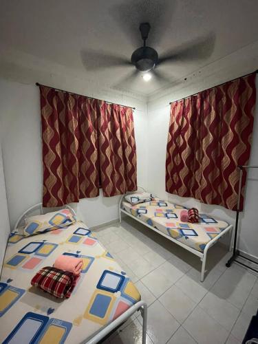 Ένα ή περισσότερα κρεβάτια σε δωμάτιο στο House near KT Atas Toll Netflix