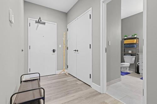 a hallway with a door and a chair in a room at 1BR • City Views • Queen + SofaBed • WiFi & 2 TVs in Cleveland