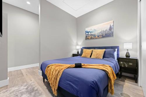 a bedroom with a blue bed and a painting on the wall at 1BR • City Views • Queen + SofaBed • WiFi & 2 TVs in Cleveland
