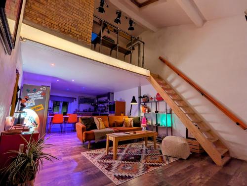 Garage Number 9 Private Urban Loft Apartment with Jacuzzi in Le Doratにあるシーティングエリア