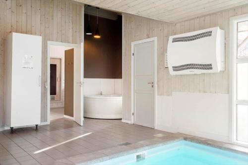bagno con piscina e vasca di LF634-Vestervig-Gunhildsvej-54 a Vestervig