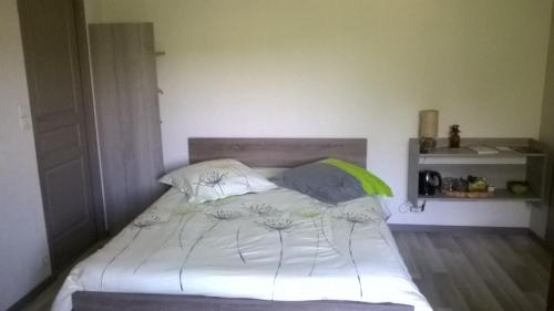 Ένα ή περισσότερα κρεβάτια σε δωμάτιο στο chambre chez mamie do