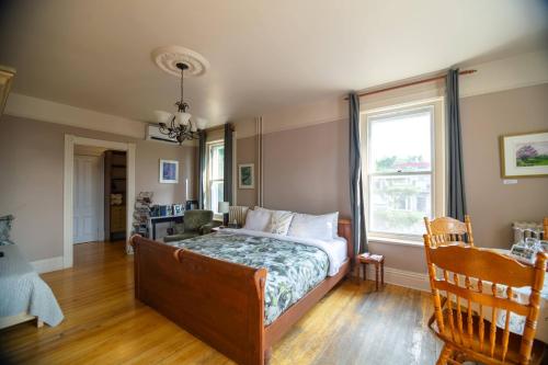 Ένα ή περισσότερα κρεβάτια σε δωμάτιο στο Auberge de la Visitation