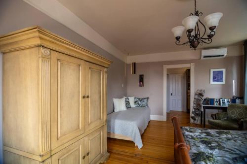 Ένα ή περισσότερα κρεβάτια σε δωμάτιο στο Auberge de la Visitation