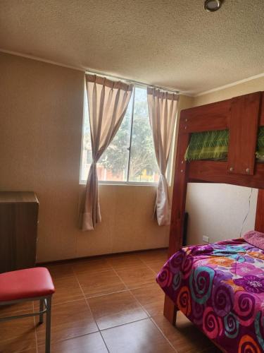 a bedroom with a bunk bed and a window at Apartamento duplex en ICA in Pueblo Nuevo