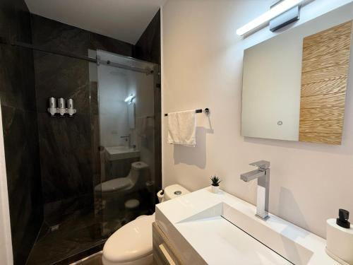 ein Badezimmer mit Waschbecken und Dusche in der Unterkunft Suites Heriberto Frías in Mexiko-Stadt