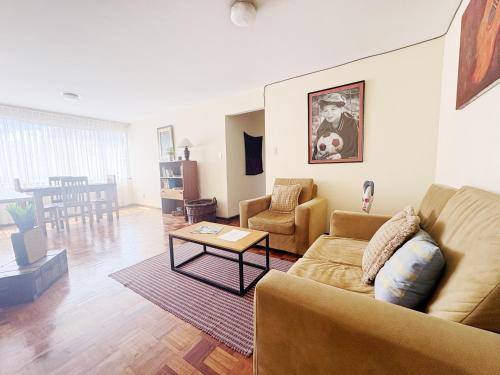 a living room with a couch and a table at Departamento acogedor en la mejor zona de La Paz in La Paz