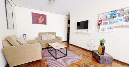 a living room with a couch and a table at Departamento acogedor en la mejor zona de La Paz in La Paz