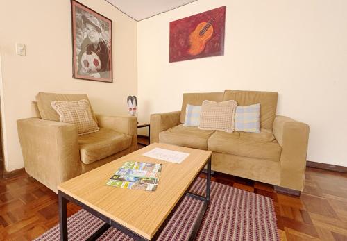 a living room with two chairs and a coffee table at Departamento acogedor en la mejor zona de La Paz in La Paz