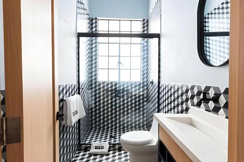 a bathroom with a black and white tiled wall at Casa 212 con WIFI alta velocidad y estacionamiento in Puebla