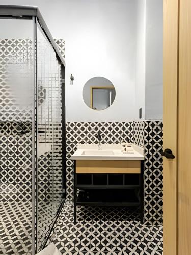a bathroom with a sink and a shower at Casa 212 con WIFI alta velocidad y estacionamiento in Puebla