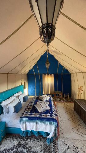 Postel nebo postele na pokoji v ubytování Aurum Dunes Luxury Camp