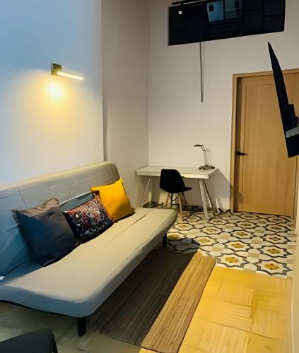 a living room with a couch and a table at Casa 212 con WIFI alta velocidad y estacionamiento in Puebla